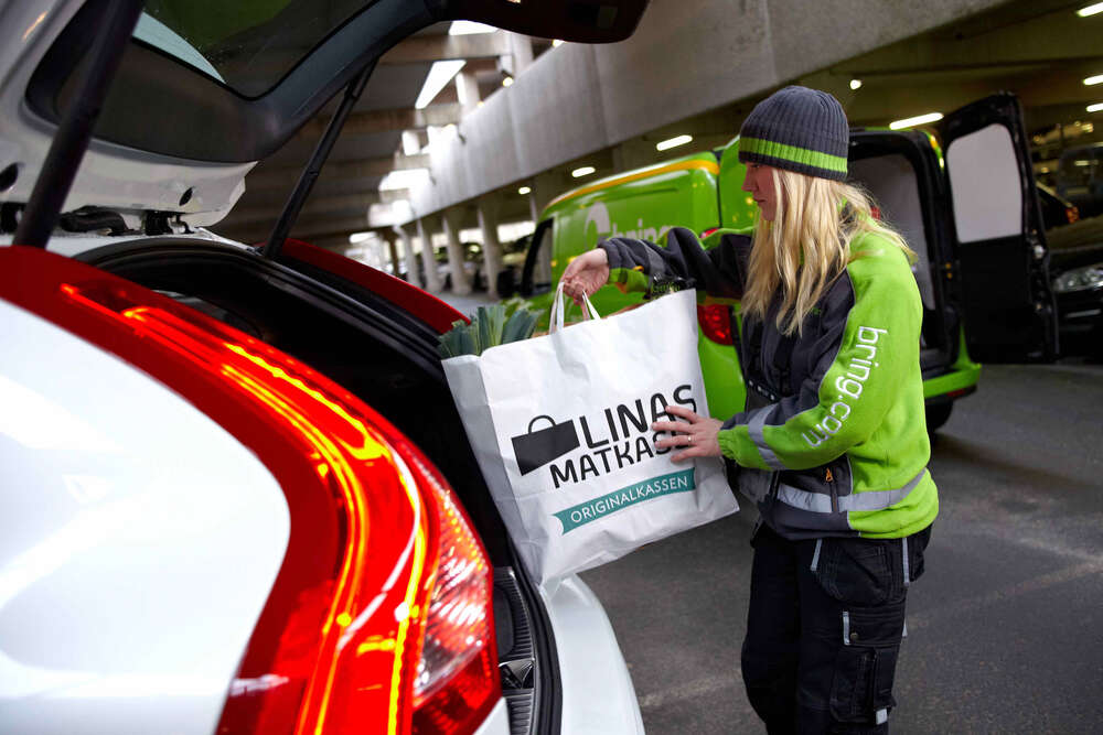 Volvon näkemys tulevaisuuden nettikaupasta: Ostokset tuodaan lukittuun autoon